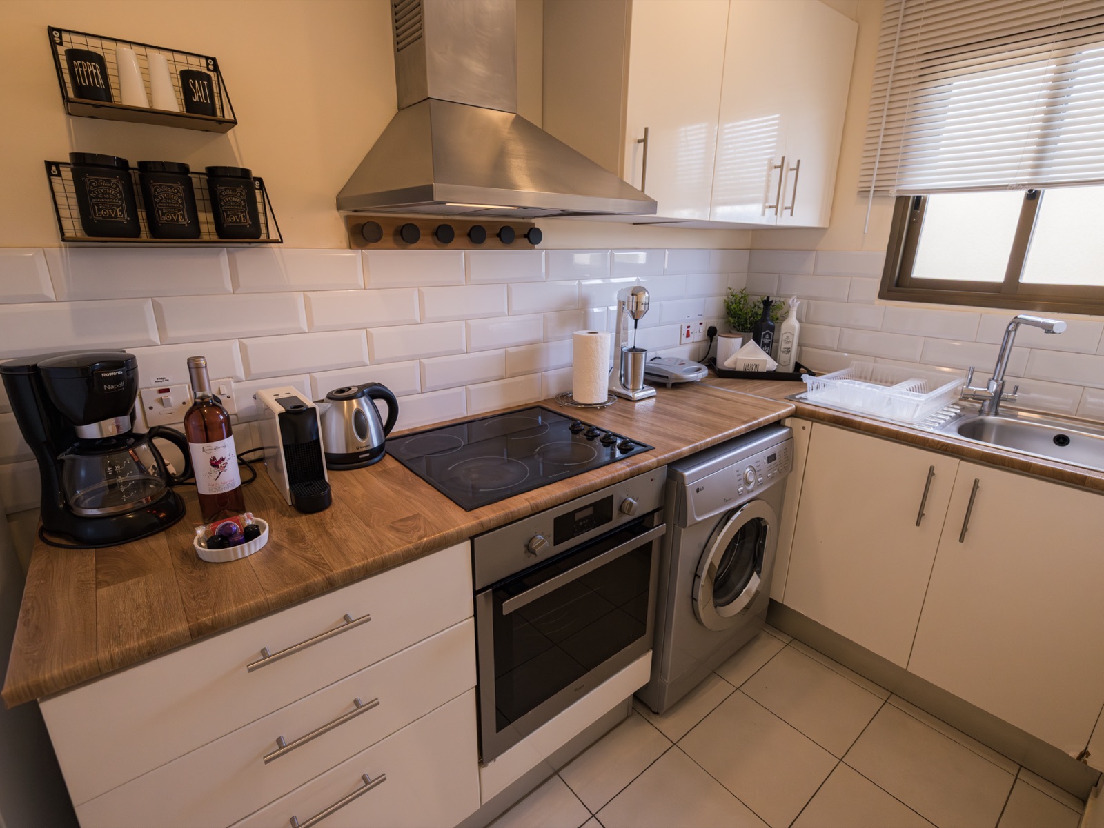 Fully equipped kitchen with oven, washing machine and Nespresso